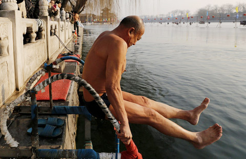 Chinese convoy fleet executes escort missions