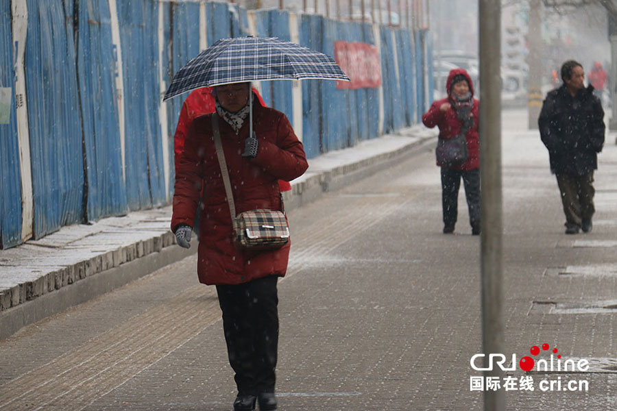 Beijing sees first winter snow amid heavy smog