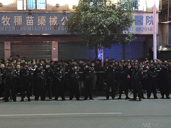Over 10 trapped in fire-ravaged China marketplace
