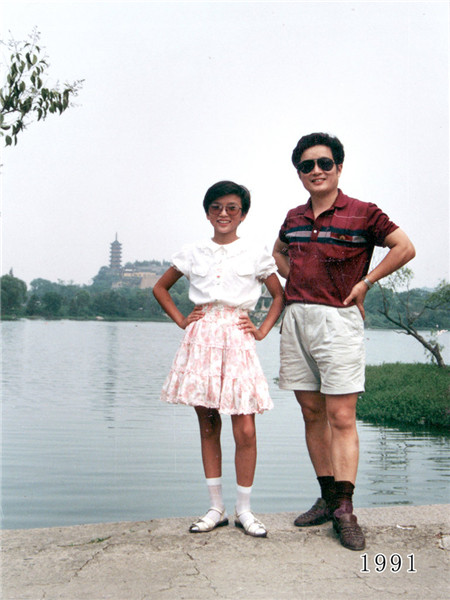 Father and daughter take same photo for 35 years
