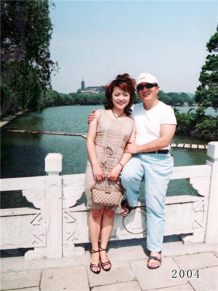 Father and daughter take same photo for 35 years