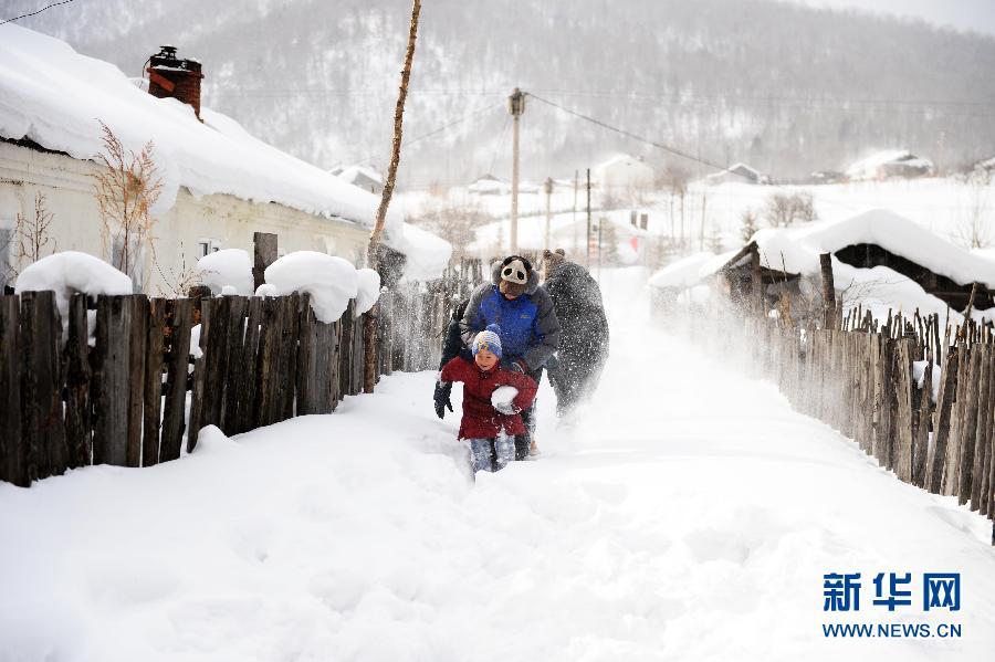 Snow blankets countryside at Weihu Mountain, NW China