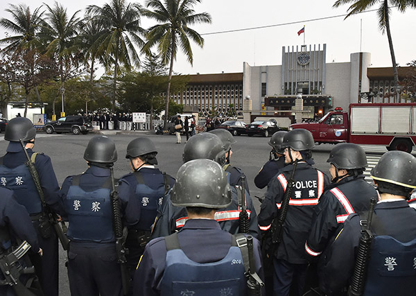 Official says hostage takers shoot themselves in Taiwan prison