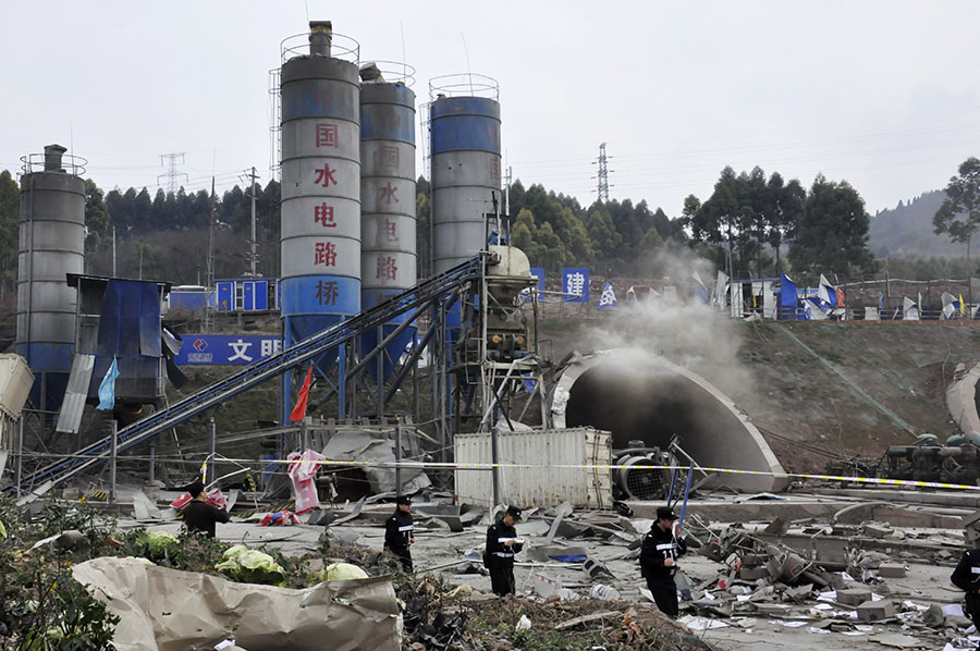 Tunnel explosion injures dozens in SW China