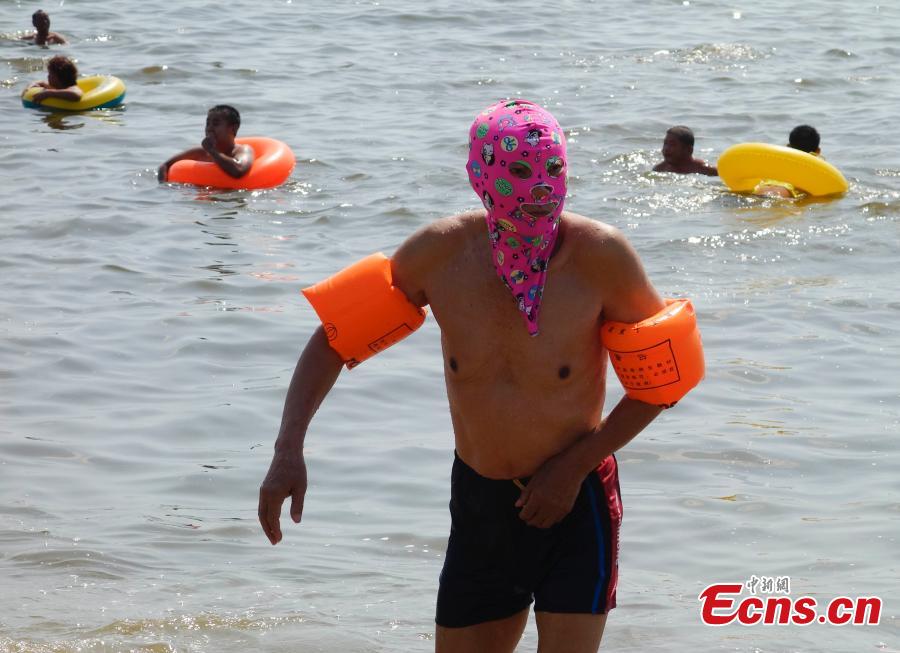 'Face-kini' becomes fashionable at beach in Hainan