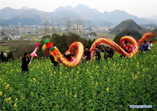 People celebrate upcoming Lantern Festival across China