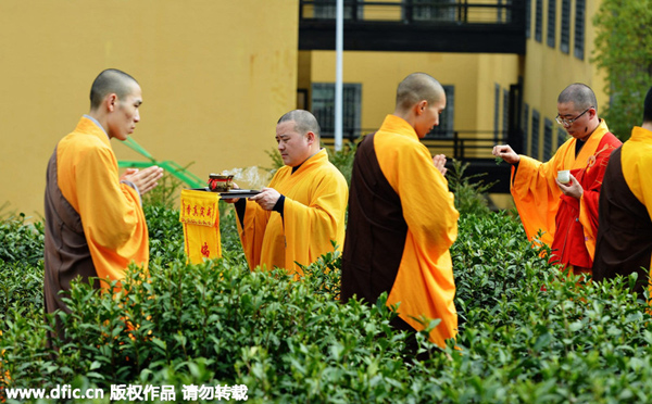 Monks perform tea-picking ritual in Hangzhou