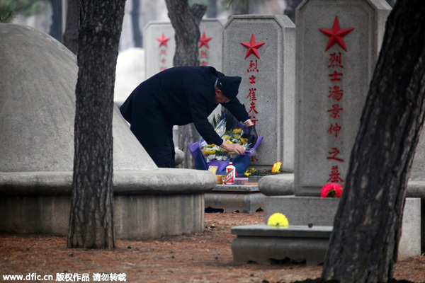 Chinese honor war heroes on Tomb Sweeping Day