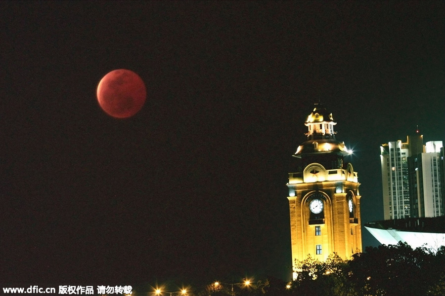 Lunar eclipse turns the moon 'blood red'[5]- Chi