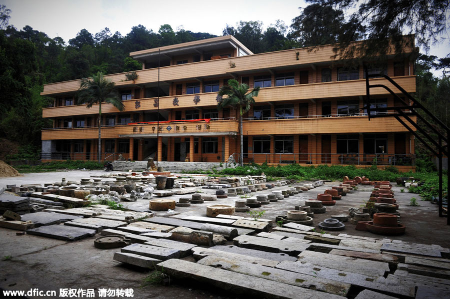 Collector turns abandoned school into folk museum