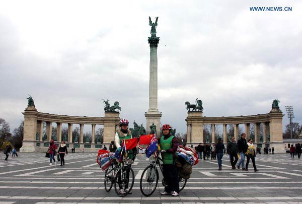 Chinese cyclists' globe-trotting tour