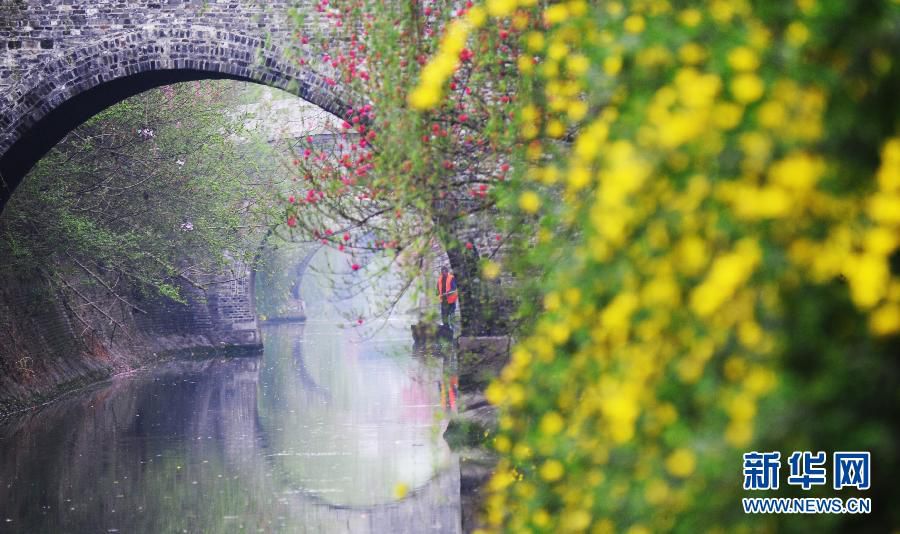 April blooms across China