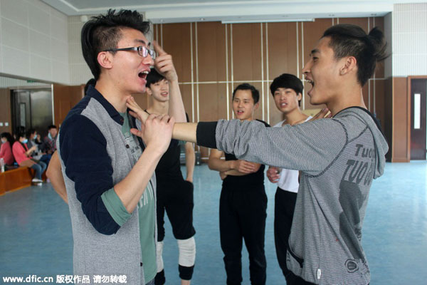 Deaf-mute dancers work to realize dream[5]- C