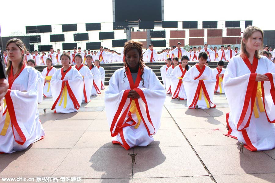 Foreign girls join in ancient Chinese coming-of-age ritual