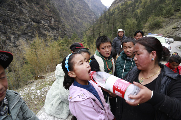Earthquake survivors from Tibet township evacuated