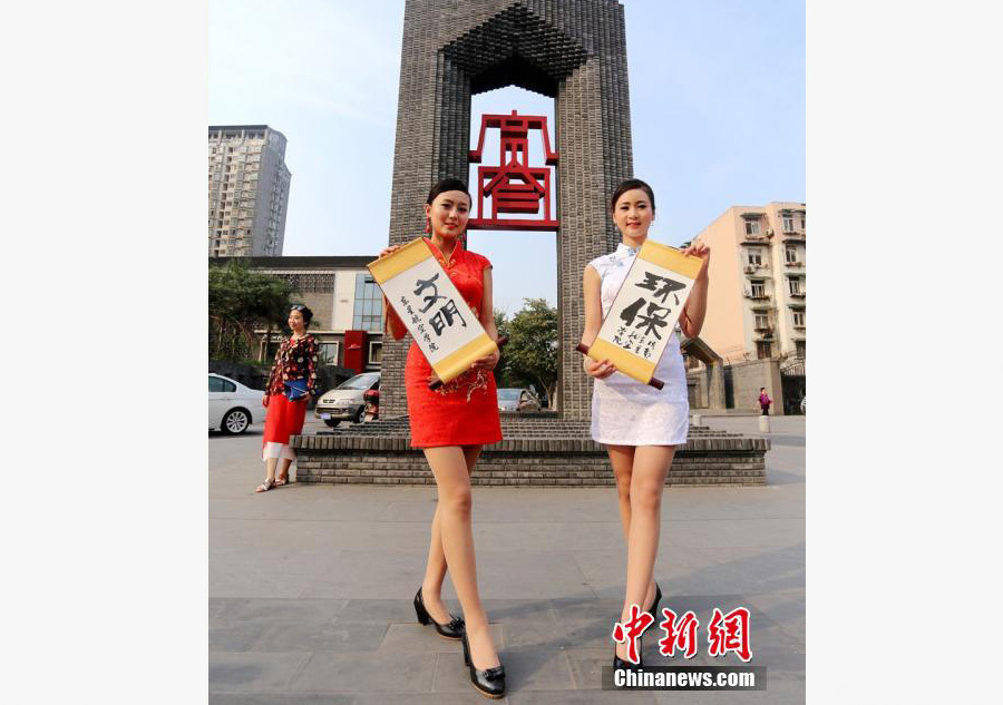 Stewardesses-to-be wear <EM>Qipao</EM> to promote 'green' travel