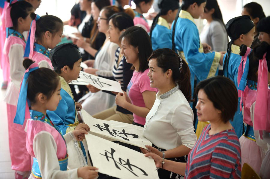 Students show gratitude to mothers