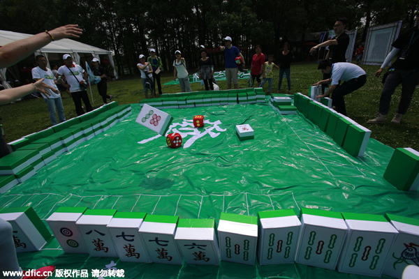 Huge mahjong tiles challenge participants[3]