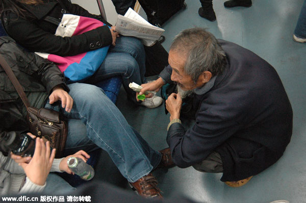 Beijing to establish database on beggars on subways
