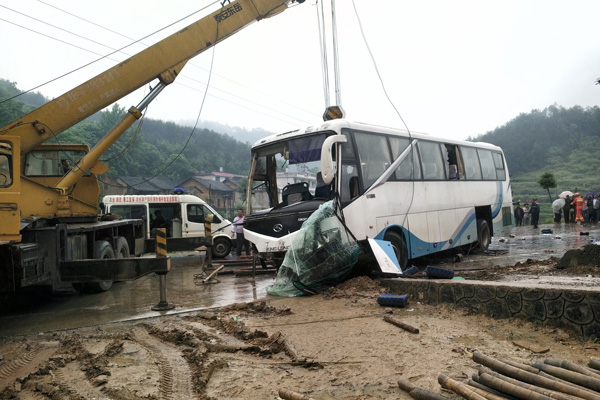 Passenger bus overturned in C China