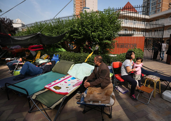 Families camp out for 5 days to get children enrolled at kindergarten