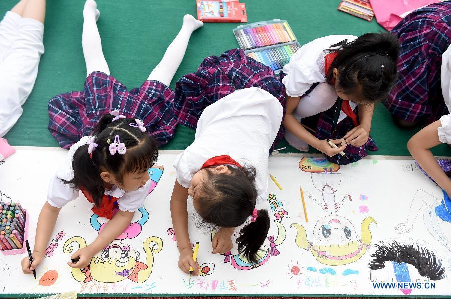 Students draw pictures to welcome Children's D