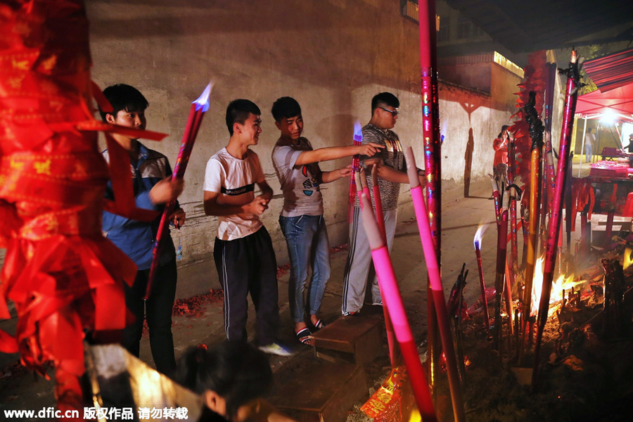 <EM>Gaokao</EM> countdown begins with incense and prayers