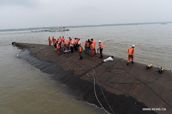 15 rescued after Yangtze sinking, over 400 missing