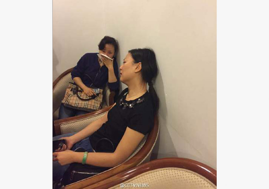 Anxious wait for family members[4]- Chinadaily