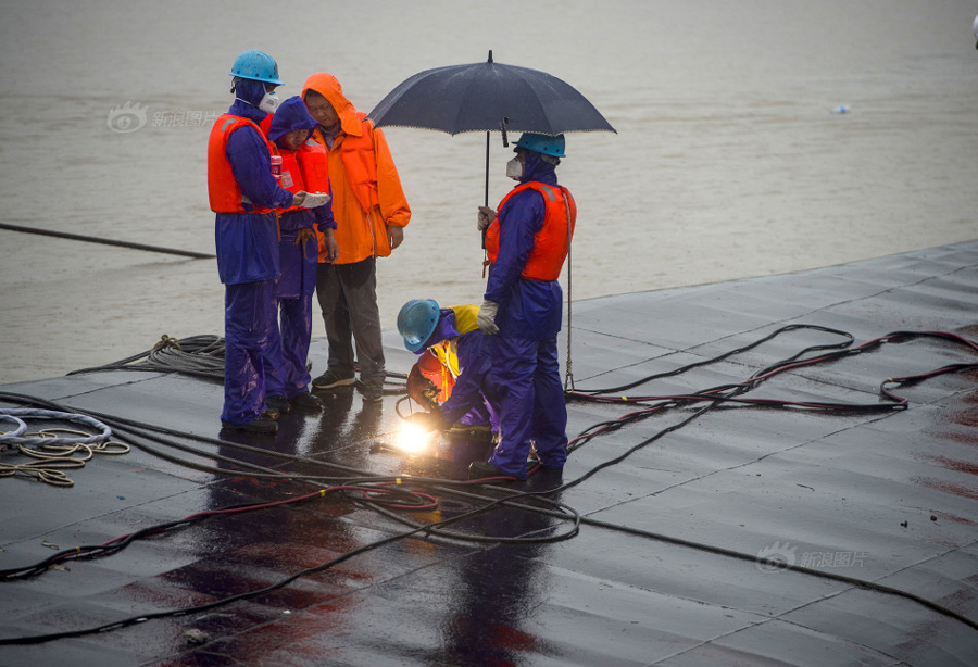 Rescuers cut into capsized ship in search for survivors