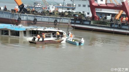 China rescuers right ship to speed up search for missing