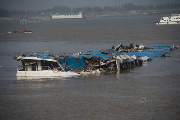 China rescuers right ship to speed up search for missing