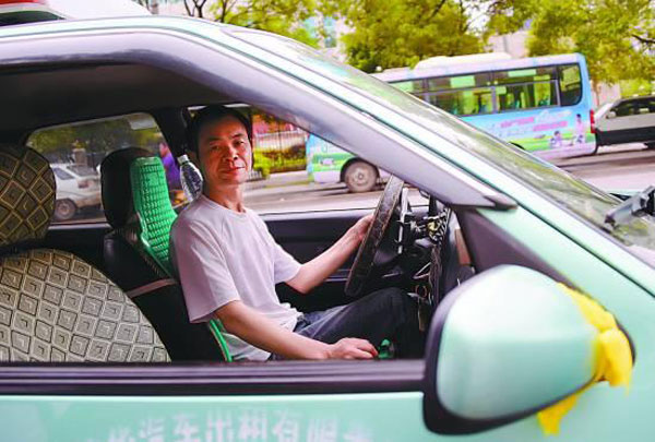 Volunteers in Jianli county extend their helping hands