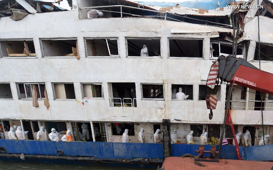 Last reminders: Belongings laid on ship