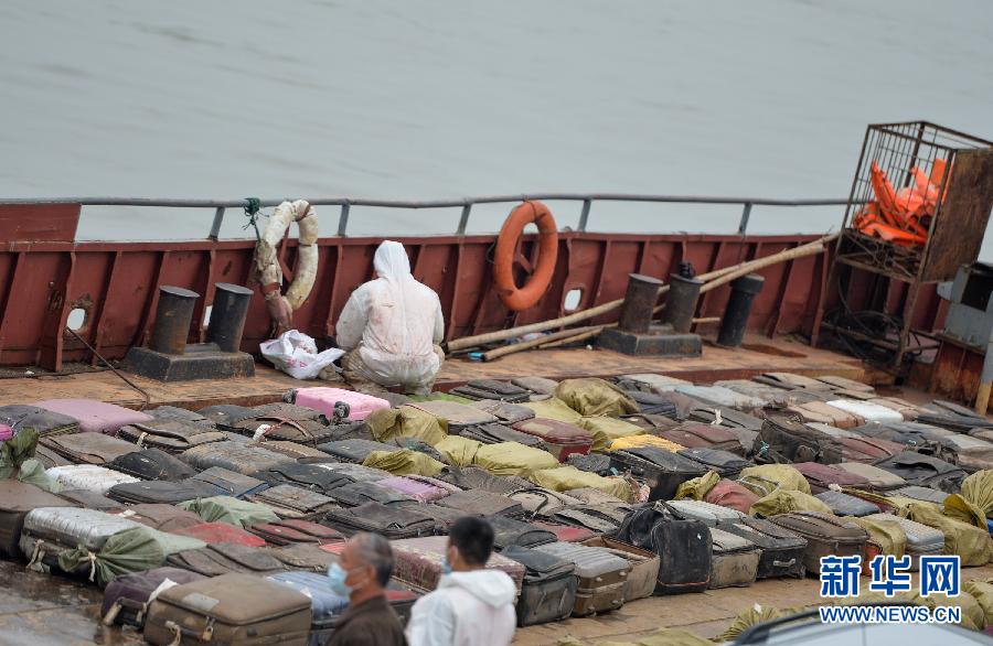 Last reminders: Belongings laid on ship