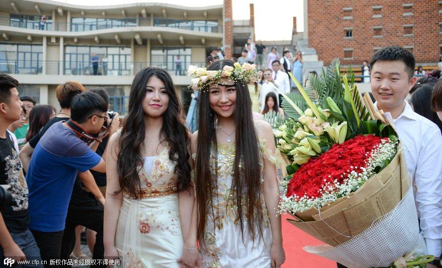 Students shine on red carpet at graduation party in Nanjing