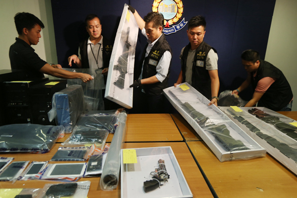9 arrested in plot to bomb 2 city districts