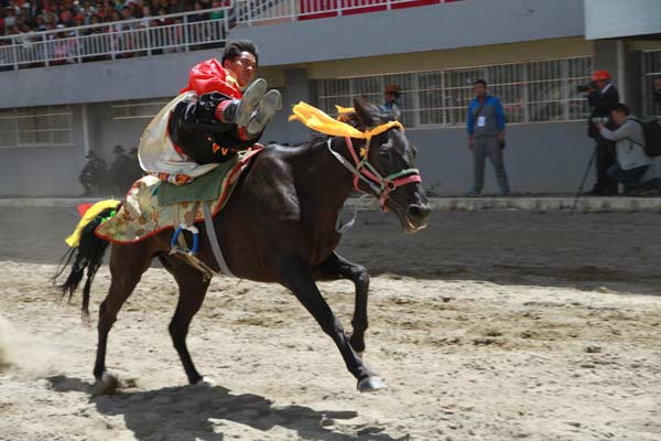Traditional horse racing competition held in SW China
