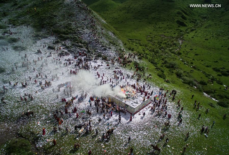 Tibetans celebrate Burning Offerings Festival