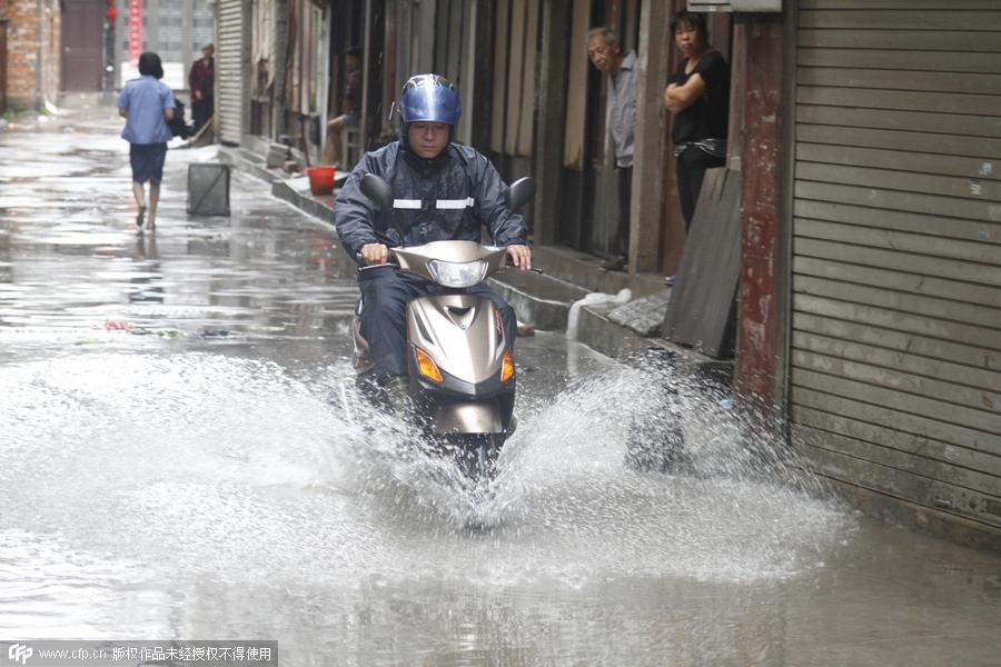 Typhoon Chan-Hom lands on E China, disrupts normal life