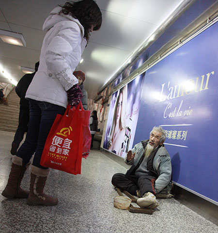 Mothers use their own children to beg in gangs in subway