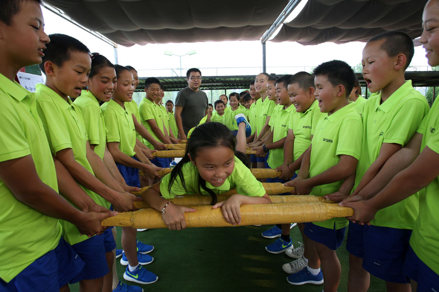 Left-behind children from remote areas visit Beijing