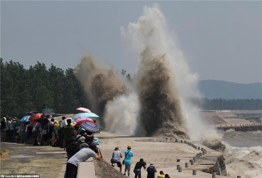 Tourists flock to watch tidal waves in Qiantang River
