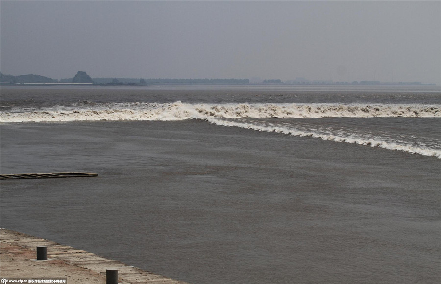 Tourists flock to watch tidal waves in Qiantang River