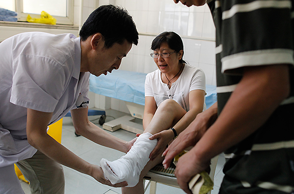 Hospitals flooded with injured, volunteers