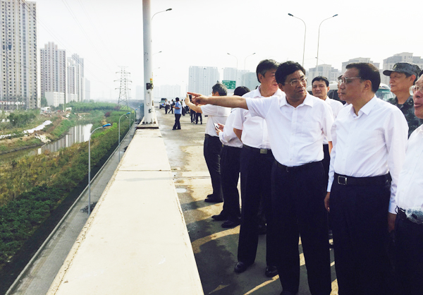 Premier Li pays tribute to firefighters killed in blasts