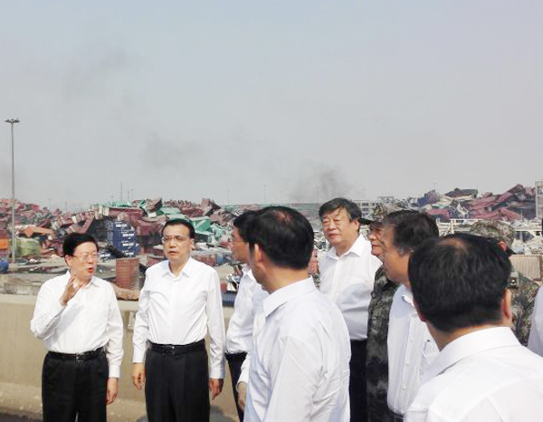 Premier Li pays tribute to firefighters killed in blasts