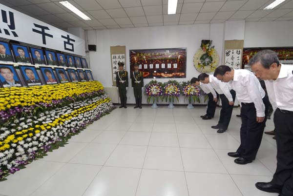 Premier Li pays tribute to firefighters killed in blasts