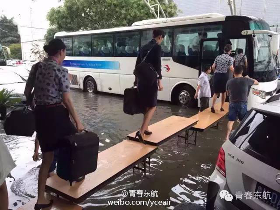 Torrential rain ahead of Typhoon Swan floods Shanghai airport