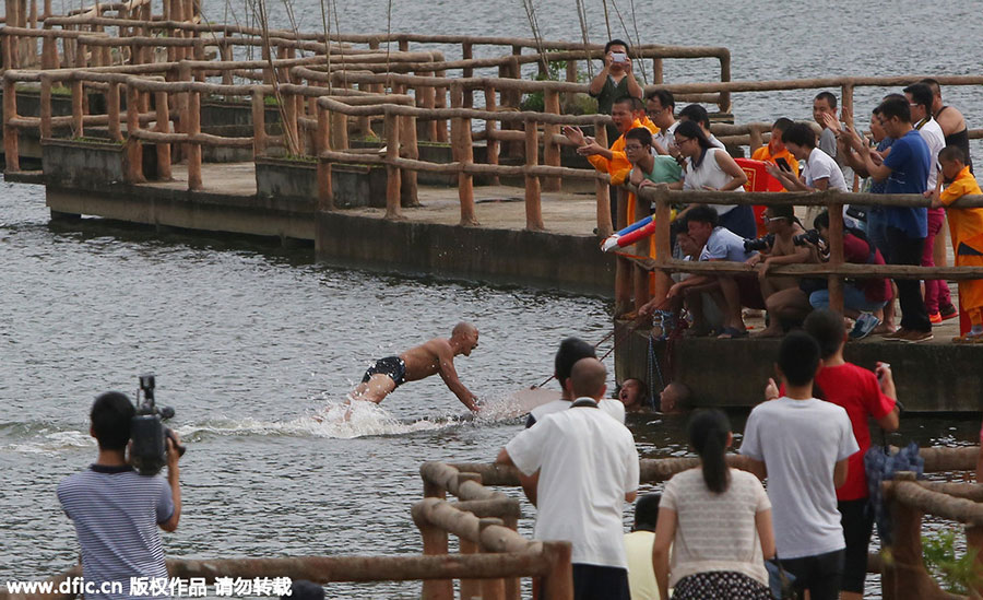 Shaolin monk breaks record for running on water